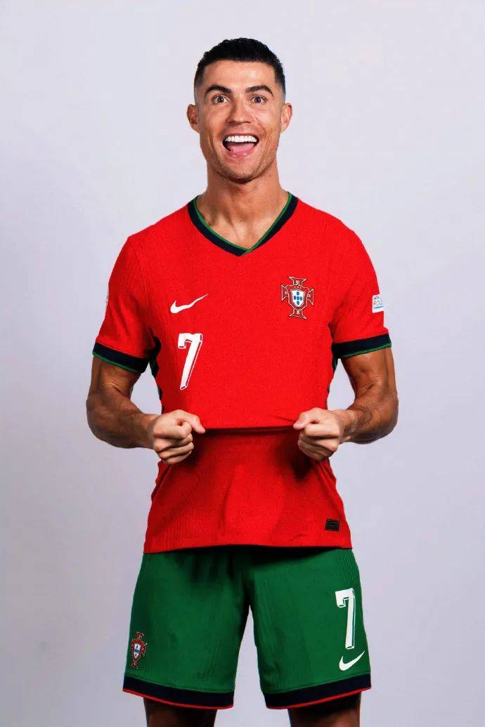 解说米勒参观拳头总部晒照：哎哟,看到两位熟人