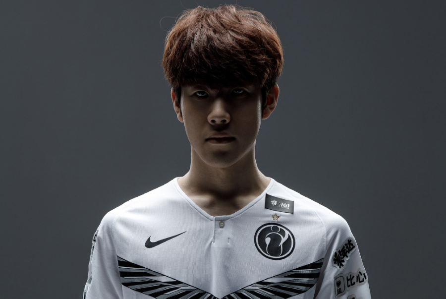 豪华！英雄联盟全球总决赛奖杯由知名品牌蒂芙尼重新塑造