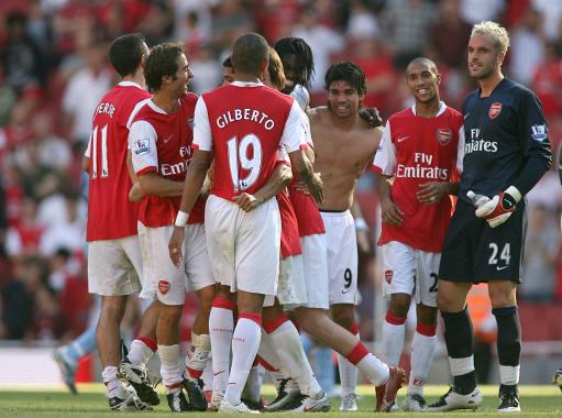 王继德分享了一张与Gugu／王多多的LPL全明星照片：“这两个人真的很帅，对吧？”