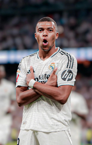 LPL主持小钰晒照：坐上世一王座感受了当T1第6个成员